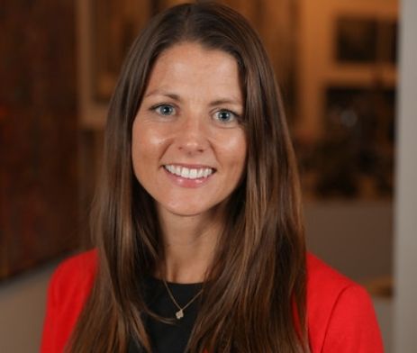 Headshot of Amanda Mills