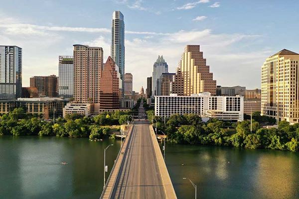 Austin_Bridge_Lake_skyline