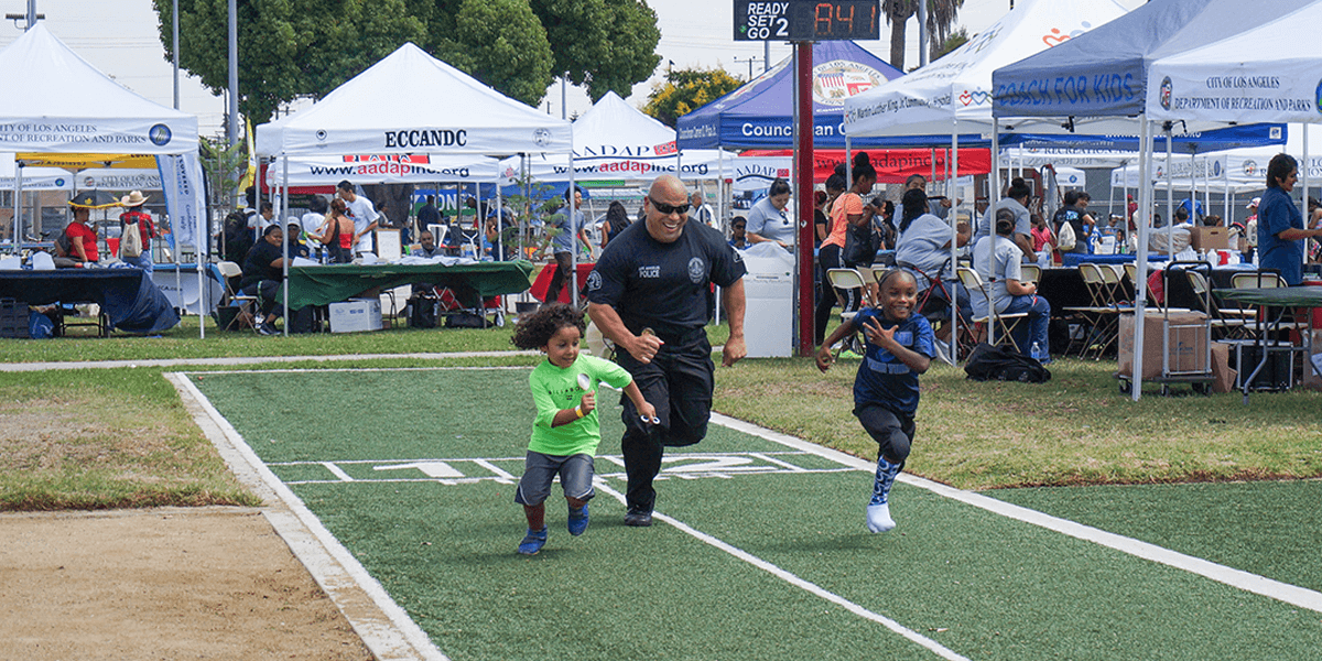 Community Steps foot race between police officers and kids
