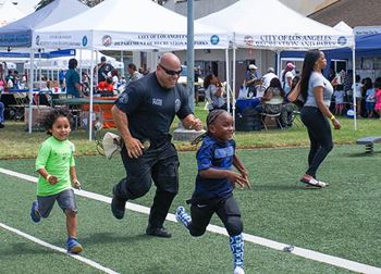 LAPD officer racing kids