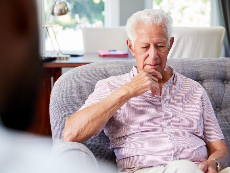 Elderly man looking confused. (monkeybusiness/envato elements)