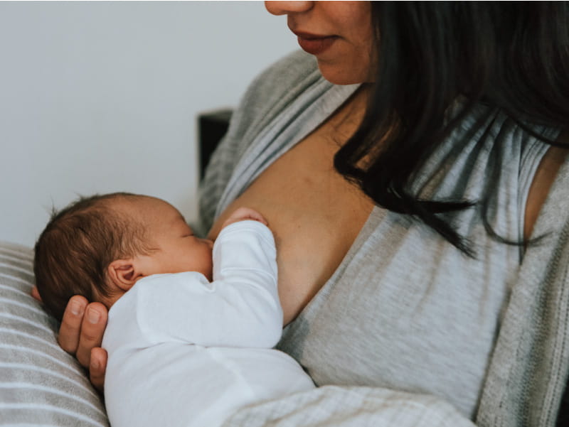 13 breastfeeding products our editors can't live without - Motherly