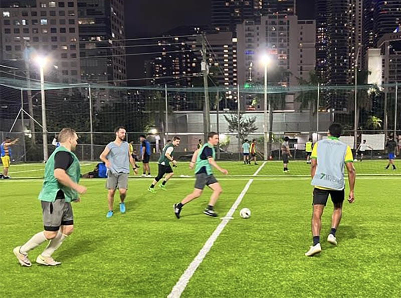 Médicos de diversas especialidades y niveles de entrenamiento han formado una comunidad de apoyo en un campo de fútbol en el sur de Florida. (Foto cortesía del Dr. Gustavo Vargas)