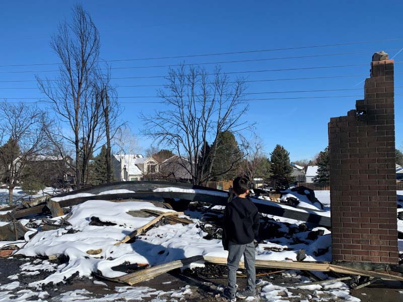 El día de Año Nuevo, el hijo de 7 años de Reina Pomeroy vio lo que quedó de su casa en Louisville, Colorado, después de que un incendio forestal arrasara el área. (Foto cortesía de la familia Pomeroy)