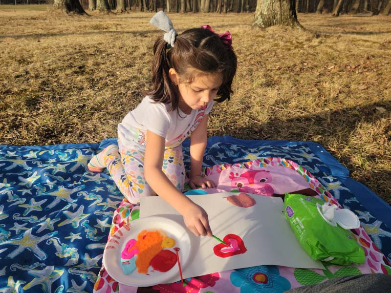 A Miranda Guevara, de 5 años, le encanta pintar. También le gusta ir al parque donde puede jugar con su familia y ser más activa. (Foto cortesía de Patricia Guevara)
