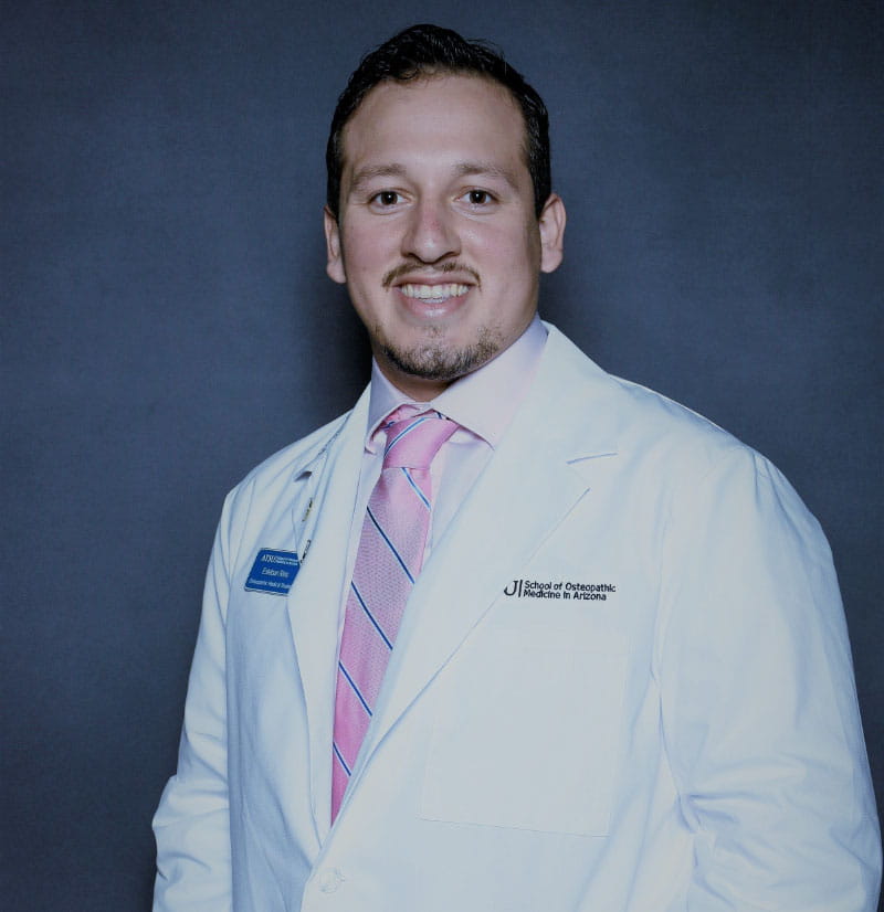 Esteban Ríos no pensaba en ser médico cuando era joven en el Valle de San Joaquín en California. Ahora está estudiando medicina osteopática en Arizona. (Foto cortesía de Esteban Ríos)