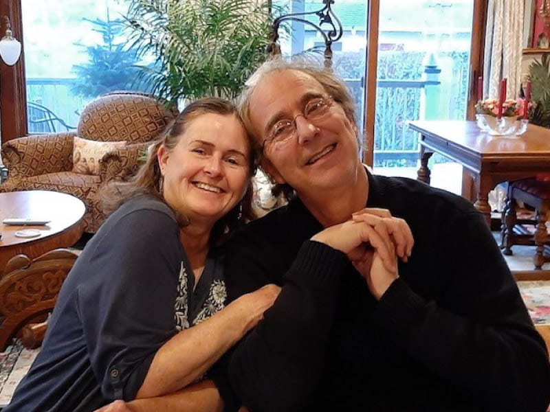 Lynn (izquierda) y Kent Wiles en la casa de un vecino en diciembre de 2023. (Foto cortesía de Deborah McCracken)