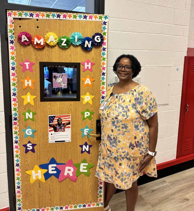 Sheridan Dixon en la puerta de su salon de clase en la escuela Hamilton Park Pacesetter Magnet en Dallas. (Foto cortesía de Jillian Miller)