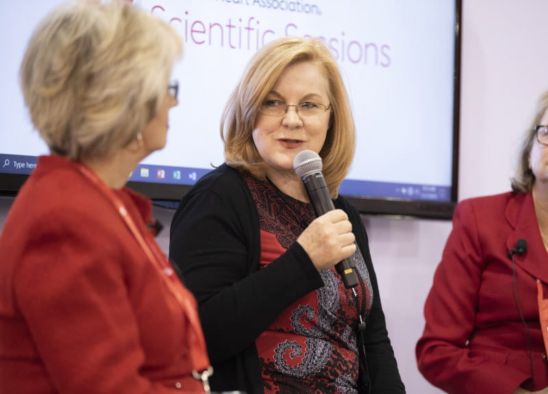 Dr Gina Lundberg s'exprimant lors de la