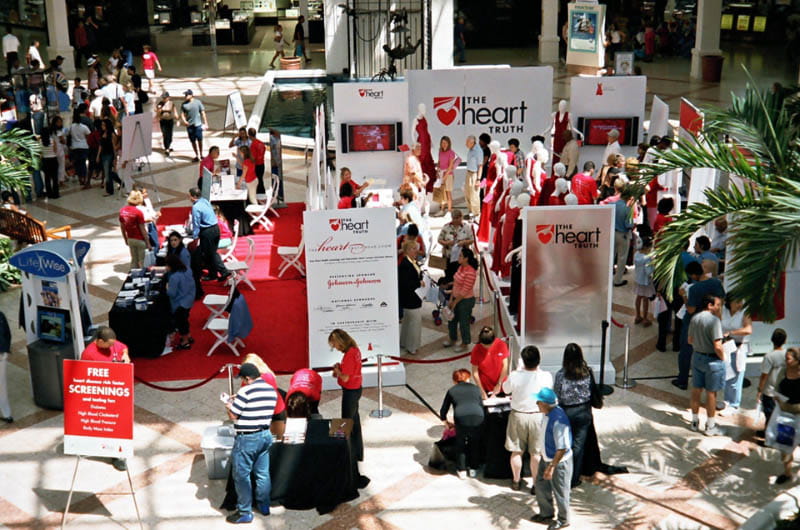 Le Heart Truth Road Show a visité cinq villes en 2004 et a proposé des tests gratuits de dépistage des facteurs de risque pour les maladies cardiaques et du matériel pédagogique.  (Photo gracieuseté de The Heart Truth)