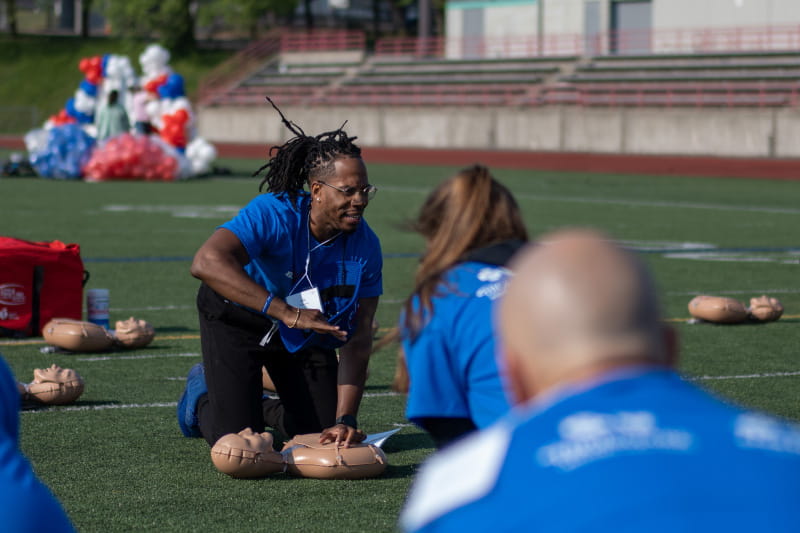 Alik Matthews hace una demostración de RCP usando solo las manos durante un evento público de capacitación organizado por la American Heart Association y los Buffalo Bills en Buffalo, Nueva York, el junio pasado. (American Heart Association)