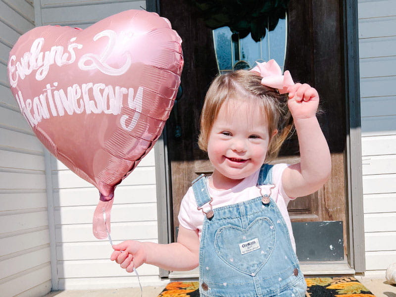 Evelyn Hamm, de 3 años, sostiene un globo para celebrar su segundo