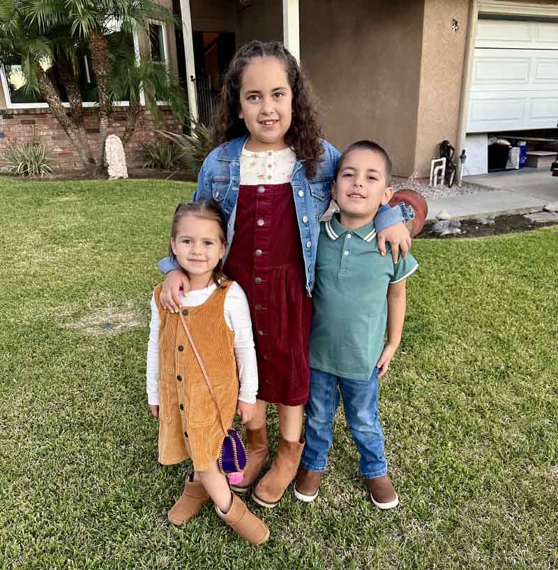 Elias Soto (right) with his sisters, Zulay (center) and Emilia. The siblings all have the genetic mutation for hypertrophic cardiomyopathy. (Photo courtesy of Cecilia Galeana)
