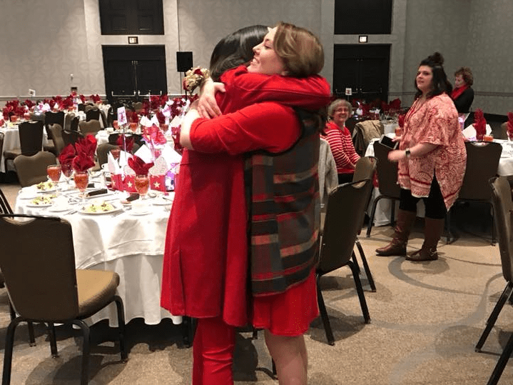 Amanda Gabaldon and Sarah Bradley hugging.