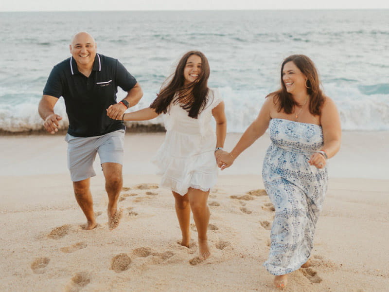 Olivia Lopez (centro), sobreviviente de COVID prolongada, con sus padres, Sacramento y Laura Lopez. (Foto cortesía de Catia Lopez) 