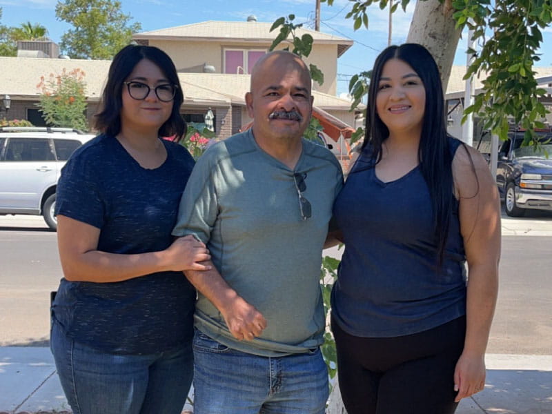 José Rosales Campos (centro), sobreviviente de un ataque cerebral, con dos de sus hijas, Alejandra (izquierda) y Adriana. (Foto cortesía de Alejandra Rosales Murillo)