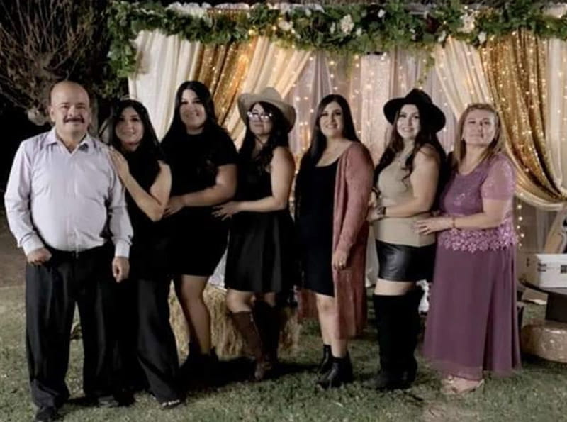 José Rosales Campos con esta familia, de izquierda a derecha: José, Marian, Adriana, Alejandra, Alma, Talia y María. (Foto cortesía de Alejandra Rosales Murillo)