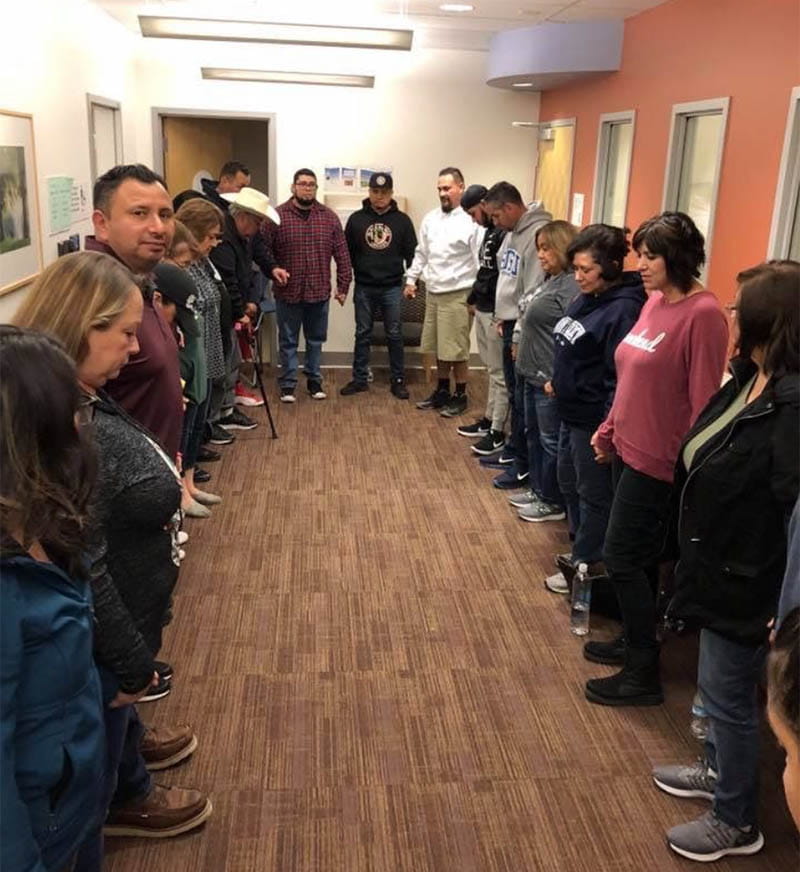 Los amigos y familiares de Eddie García oran y cuentan historias en la sala de espera de la unidad de cuidados intensivos. (Foto cortesía de Eddie García)