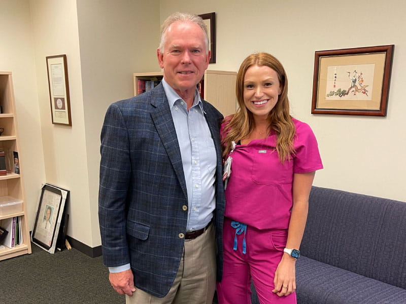 Sarah Hernández, enfermera y sobreviviente de un defecto cardíaco congénito, con el Dr. Vaughn Starnes. (Foto cortesía de Sarah Hernández)