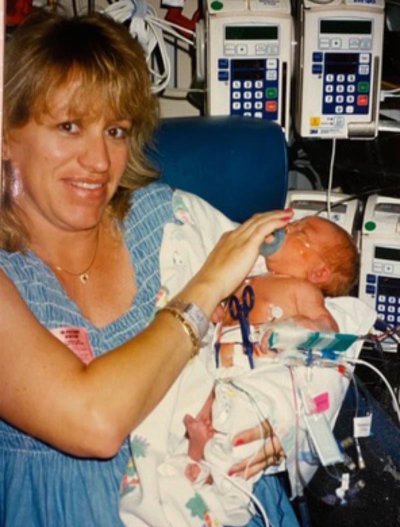 Sarah Hernández como recién nacida en 1997 con su madre, Shelley. (Foto cortesía de Sarah Hernandez)