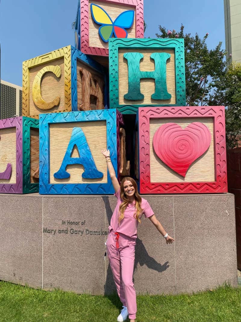 Sarah Hernández trabaja como enfermera en la unidad de cuidados cardiovasculares agudos del Children's Hospital Los Angeles. (Foto cortesía de Sarah Hernandez)