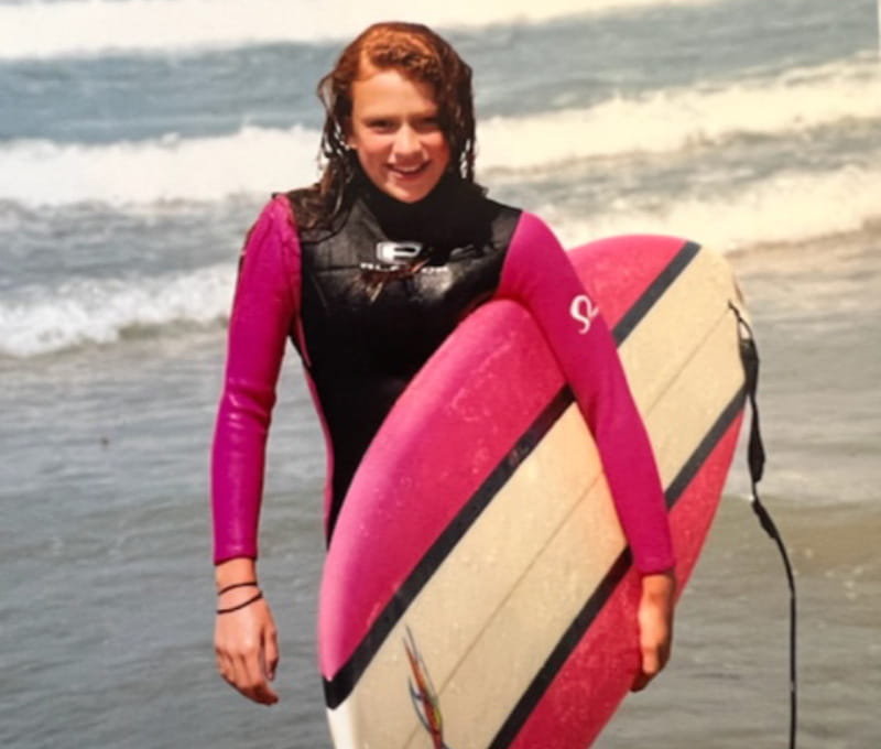 Sarah Hernández surfeando en 2009. (Foto cortesía de Sarah Hernandez)