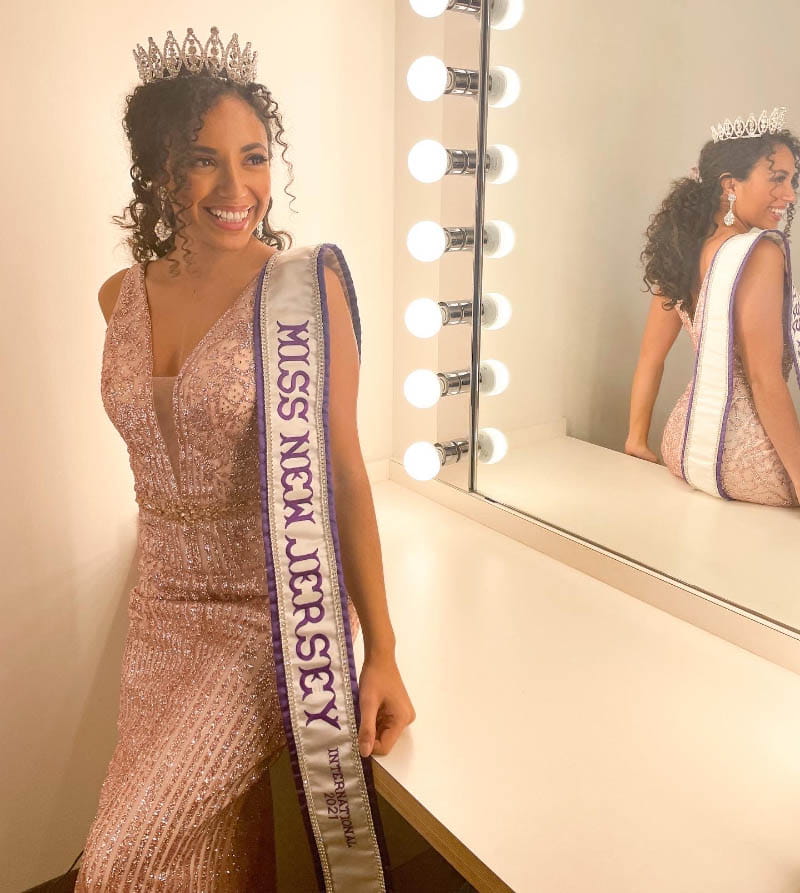 Andrianna Acosta mostró con orgullo su cicatriz cuando ganó el concurso Miss Nueva Jersey Internacional en 2021. (Foto cortesía de Jessielyn Palumbo)