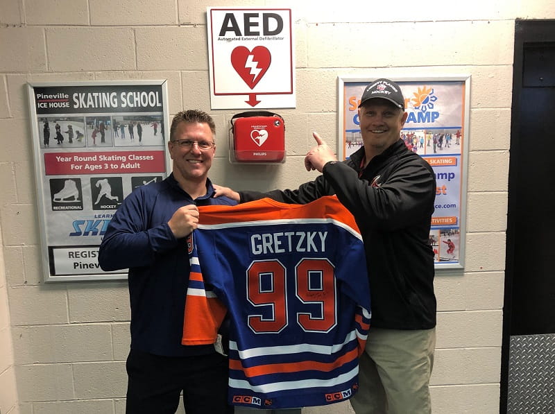 Jib Street gives Dr. Bryant, the doctor that helped save his life, his signed Wayne Gretzky jersey.