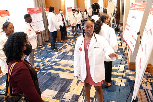 Student presenting work at the 2022 AHA HBCU Scholar Program Symposium (© Larry McCormack)