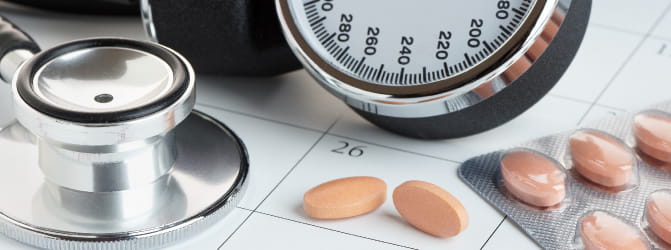 foto af medicin og blodtryksmåler