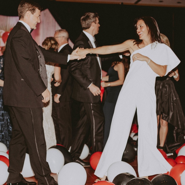 20-SE-HB-Couple Dancing with balloons on the floor Couple Dancing with balloons on the floor