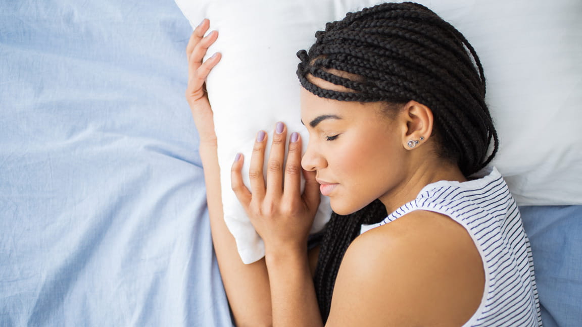 Afroameričanka s copánky spí