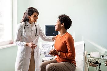 A doctor speaking to a patient who is being discharged from the hospital